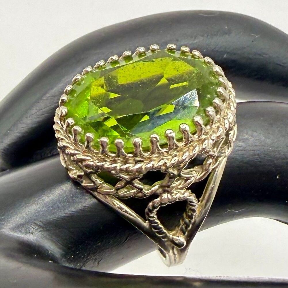 Vintage 1970s 10K White Gold Green Cocktail Ring 5.5 Filigree Statement JGL 10KP